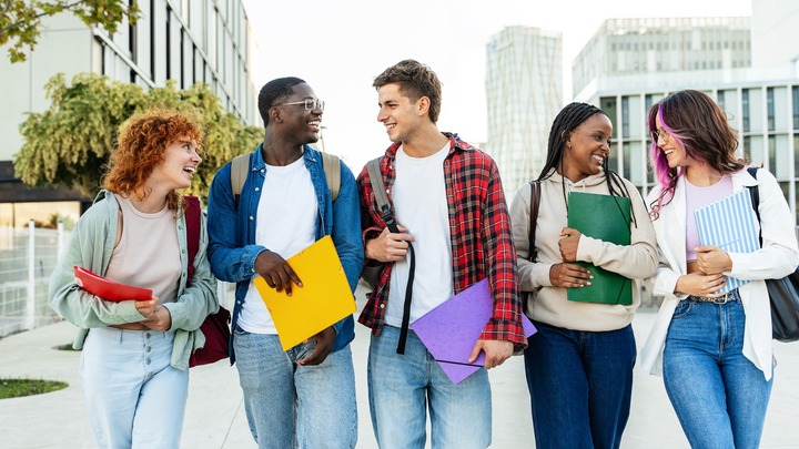 Gruppe an Studenten läuft durch die Stadt
